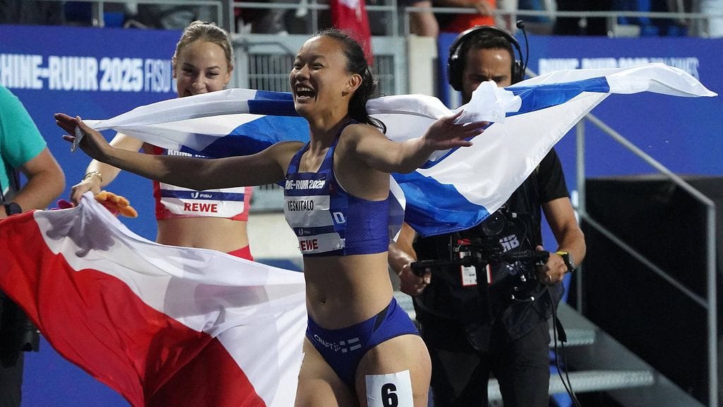 Saara Keskitalo riemuitsemassa universiadikullasta.