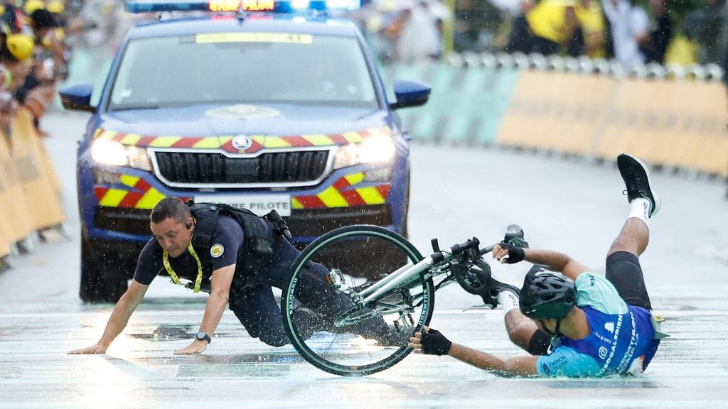 Poliisi torppasi pyörän selkään hypänneen kilpailun ulkopuolisen miehen Ranskan ympäriajon 17. etapilla.