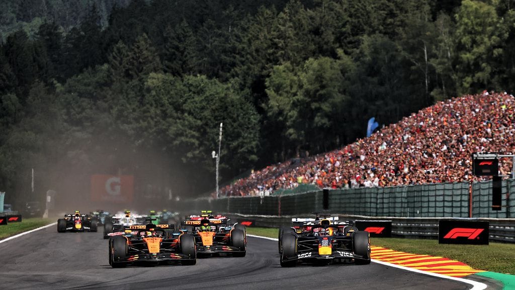 Red Bullin Max Verstappen (kuvassa etualalla, oikealla) onnistui voittamaan Belgian GP:n sprinttikilpailun.