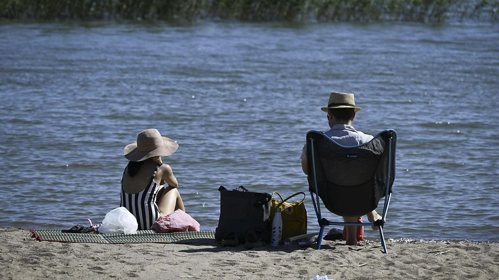 Kuvituskuva. Auringonpalvojia Klobbenin uimarannalla Espoossa 23. heinäkuuta 2025.