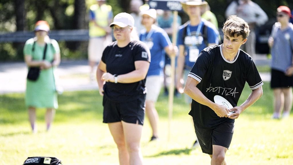 Eveliina Salonen ja Niklas Anttila voittivat parifrisbeegolfin MM-hopeaa.