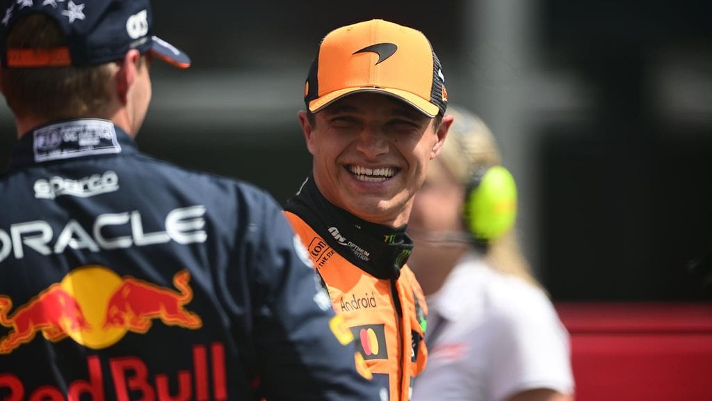 McLarenin Lando Norris (kasvot kameraan päin) lähtee paalupaikalta Belgian GP:hen.