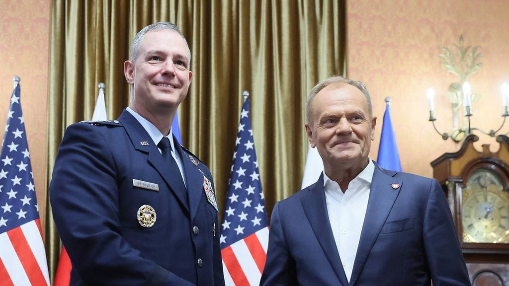 Puolan pääministeri Donald Tusk (oik.) ja Naton Euroopan joukkojen komentaja Alexus Grynkewich tapasivat Varsovassa 25. heinäkuuta 2025.