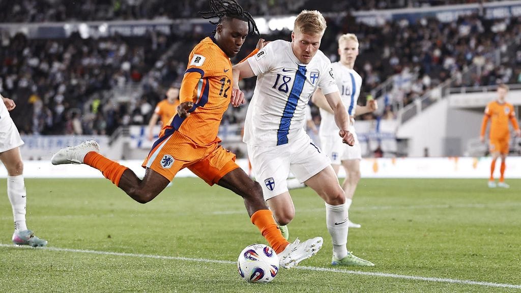 Jere Uronen (oik.) jatkaa uraansa Kreikan pääsarjassa.