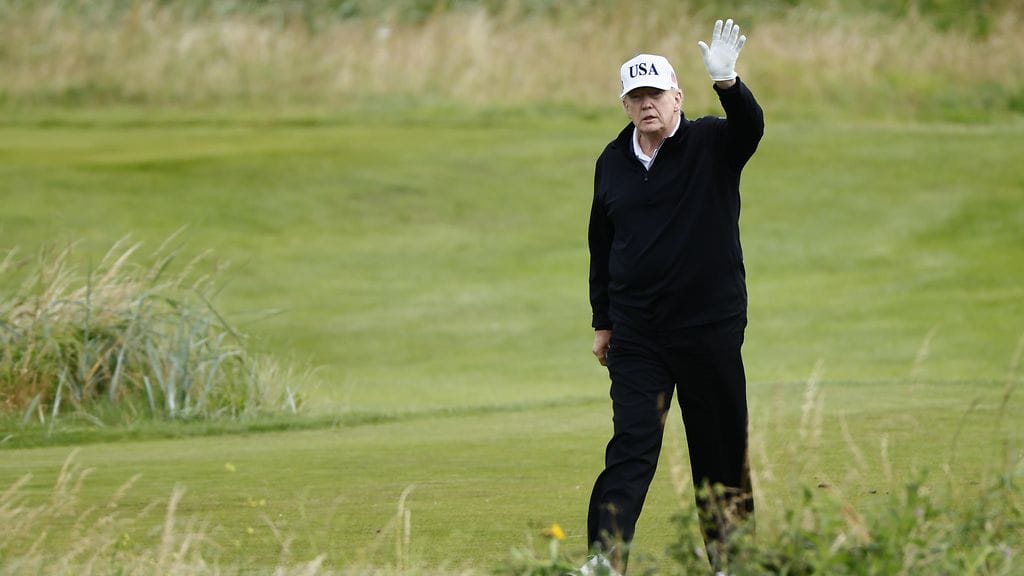 Donald Trump golfaamassa Skotlannissa 26. heinäkuuta 2025.