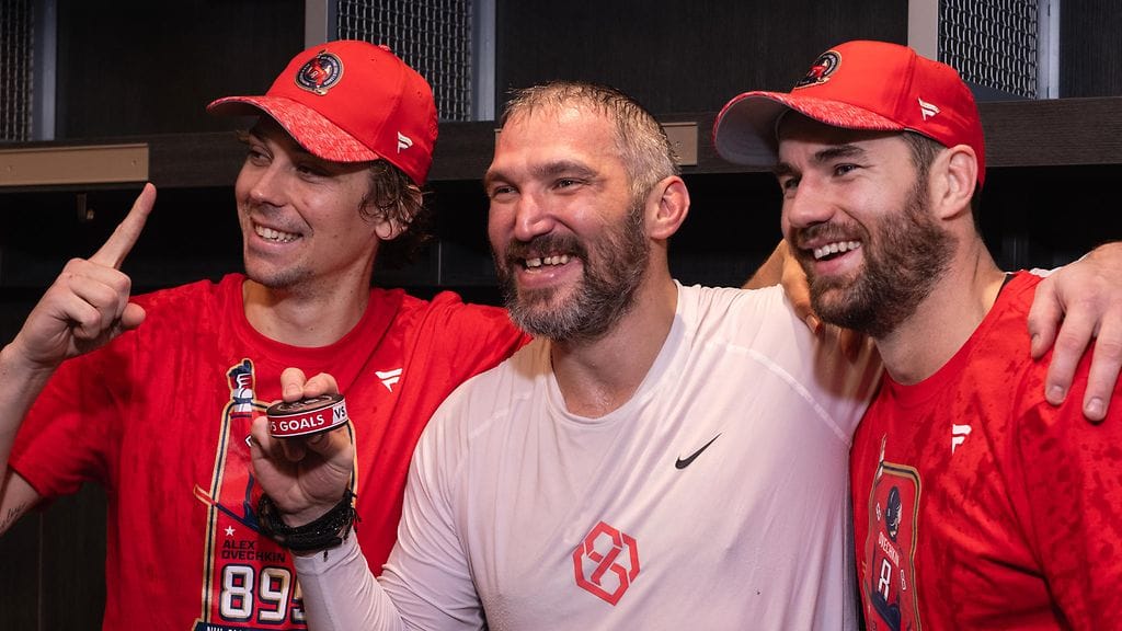 Tom Wilson (oik.) ja Dylan Strome (vas.) kertoivat Aleksandr Ovetshkinista.