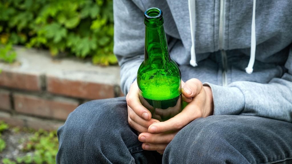 Poliisi ihmettelee, miksi aikuiset välittävät päihteitä alaikäisille. Kuvituskuva.