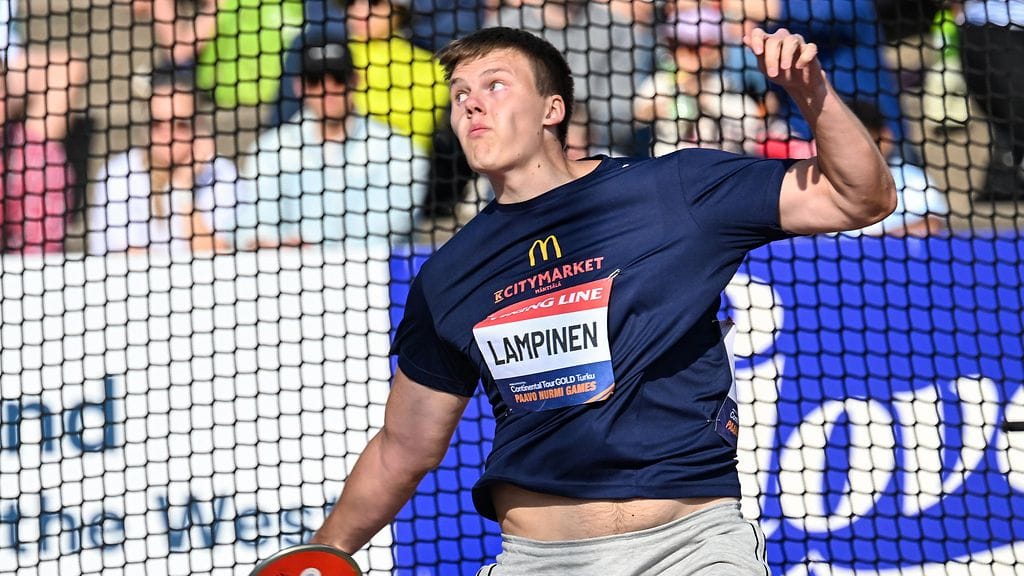 Kiekko lentää komeasti Mico Lampisen kädestä.