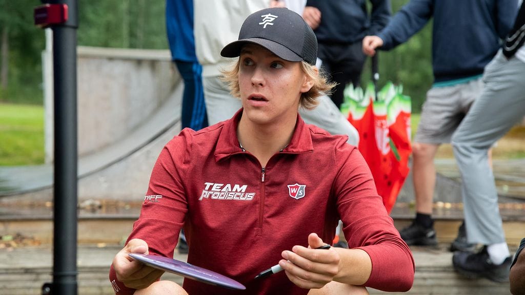 Rasmus Saukkoriipi voitti frisbeegolfin pituusheiton MM-kultaa.