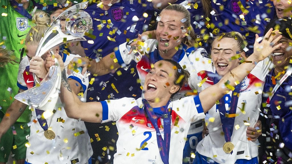 Lucy Bronze juhli Englannin EM-kultaa pahoista kivuista huolimatta.