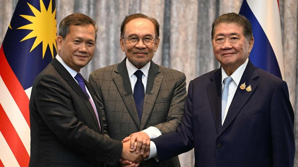 Malesian pääministeri Anwar Ibrahim (kesk.), Kambodžan pääministeri Hun Manet (vas.) ja Thaimaan vt. pääministeri Phumtham Wechayachai (oik.) kättelevät 28. heinäkuuta 2025.