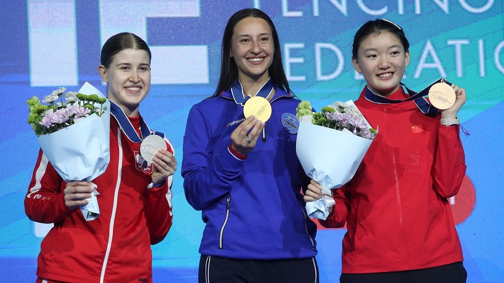 Venäläinen Jana Jegorian (kesk.) voitti säilämiekkailun MM-kultaa Georgian Tbilisissä järjestetyissä kisoissa.