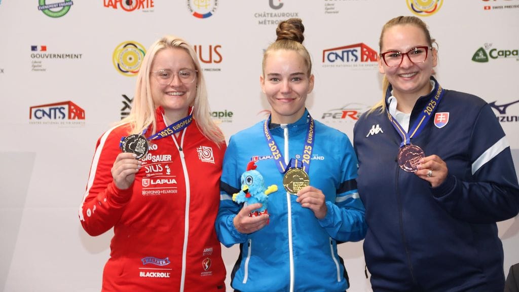 Marianne Palo (kesk.) voitti naisten 50m pienoiskiväärin makuuasennon EM-kultaa Ranskan Chateauroux ssa. Hopealle ylsi Sveitsin Franziska Starkja ja pronssille Slovakian Diana Benikova.