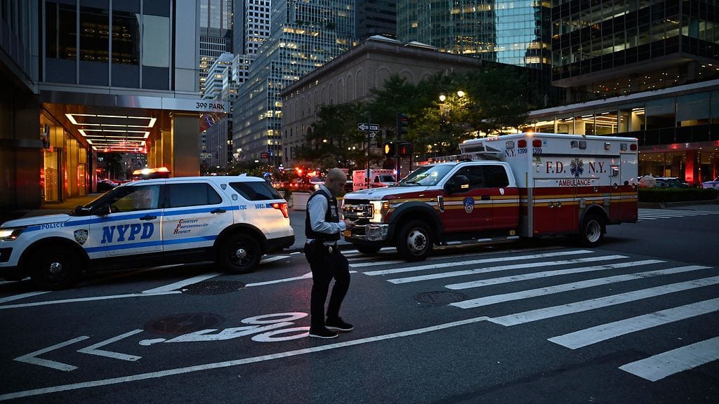 Poliisi Manhattanilla New Yorkissa, jossa tapahtui maanantaina ampumavälikohtaus.