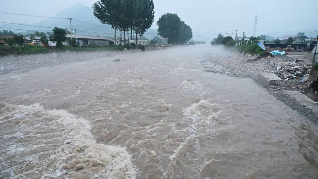 Voimakkaat rankkasateet ovat koetelleet Kiinan pääkaupunkia Pekingiä. Asuinalueella Pekingin kaupungin tuntumassa tie tulvi 28. heinäkuuta.