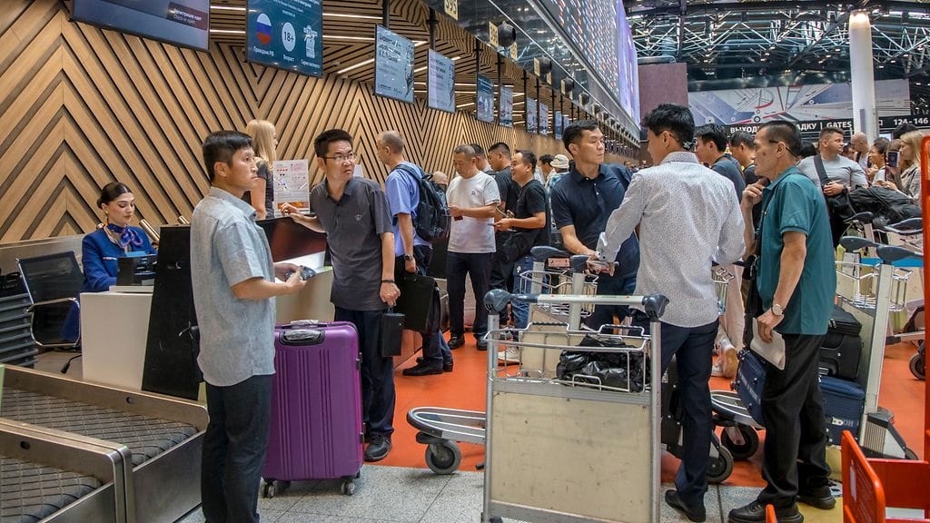 Matkailijoita matkatavaroineen Sheremetjevon lentokentällä Venäjällä.