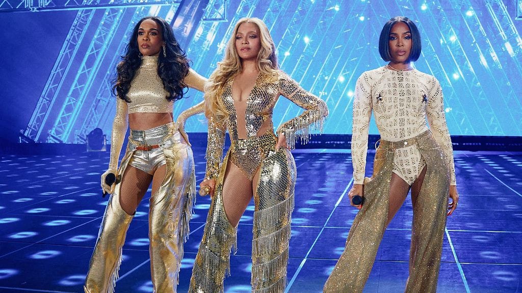 Beyoncé toi lavalle Destiny's Child -yhtyeen muut jäsenet.