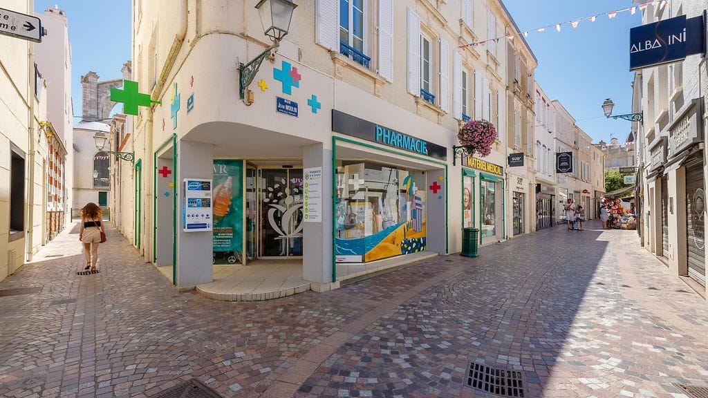 Les Sables d’Olonnen kaduilla ei kannata kävellä ilman paitaa.