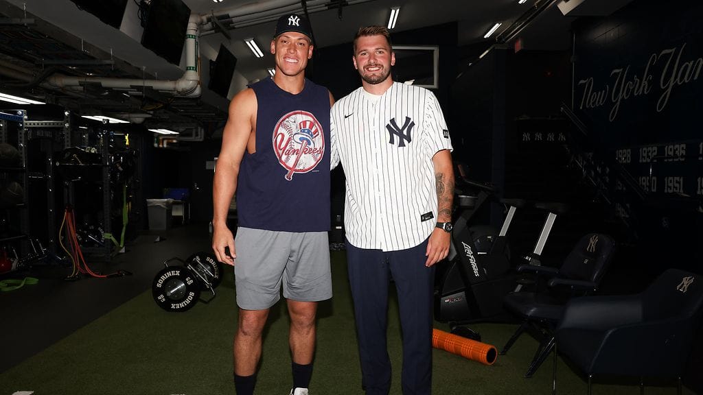Luka Doncic (oik.) tuoreessa kuvassa. Vierellä baseballin MLB:n tähti Aaron Judge.