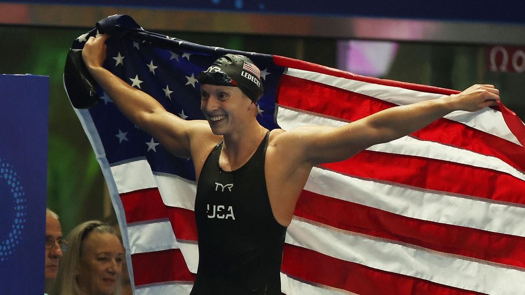 Katie Ledecky nappasi jo uransa 22. MM-kultansa. Michael Phelpsin ennätys on enää neljän kultamitalin päässä.