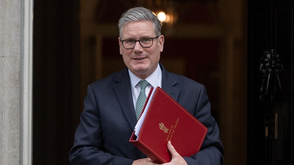 Pääministeri Keir Starmerin hallintoon kohdistuu painetta laitaoikeistosta, sillä maahanmuuttovastainen Reform UK -puolue on paisuttanut kannatustaan kyselyissä.