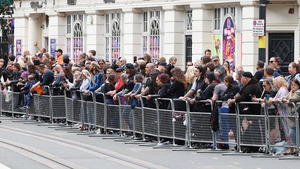 Ihmisiä kokoontuneena kadun varrelle Ozzy Osbournen hautajaiskulkuetta varten.