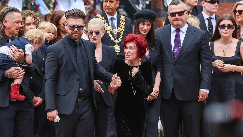 Sharon Osbourne osallistui viime vuonna miehensä Ozzy Osbournen hautajaissaattueeseen.
