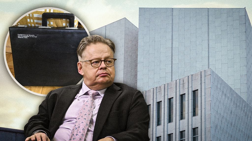 Juhana Vartiaisen saamaan salkkuun on painettu ETYK-kokouksen nimi, pitopaikka sekä vuosiluku.