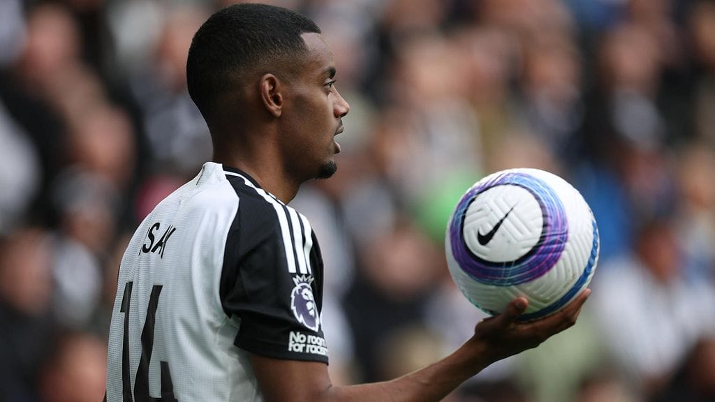 Alexander Isakia (kuvassa) viedään Liverpooliin päin.