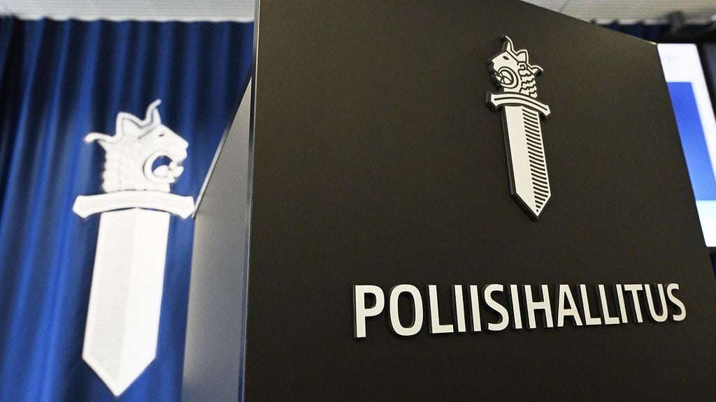 Poliisihallitus kertoo maasta poistettujen määrän kasvaneen.