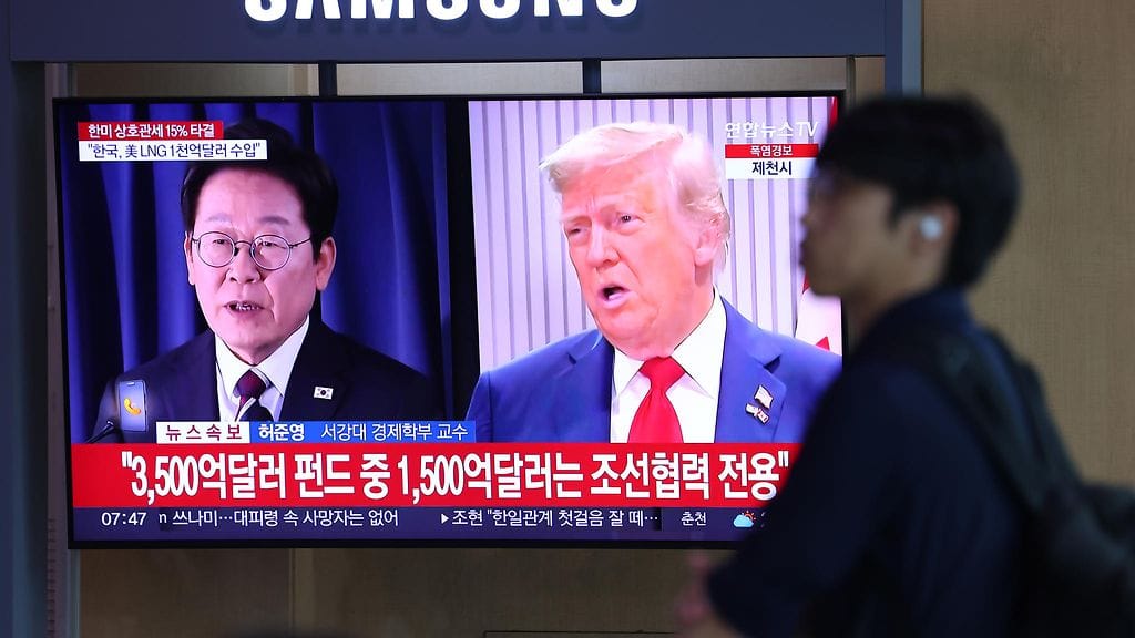 Kuvassa näkyy Trumpin tullipäätöstä käsittelevä televisiolähetys Etelä-Korean pääkaupungissa Soulissa 31. heinäkuuta 2025.