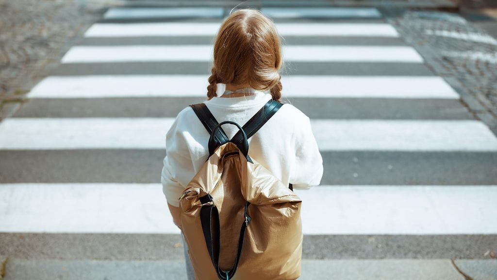 Liikenneturvan mittausten mukaan enemmistö kuljettajista ajaa ylinopeutta koulujen lähisuojateille. Kuvituskuva.