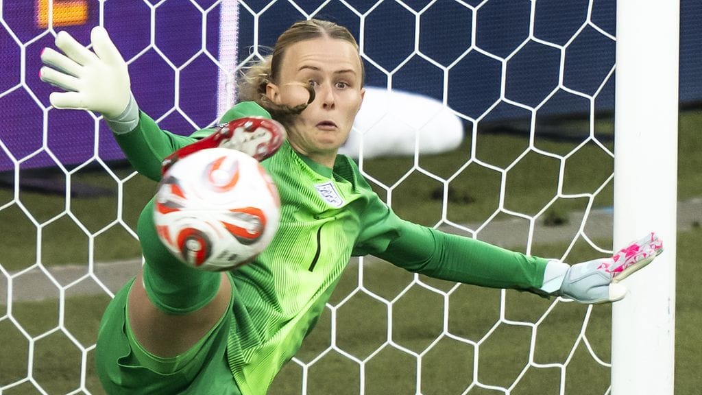 Hannah Hampton torjui kaksi rangaistuspotkua EM-finaalissa.