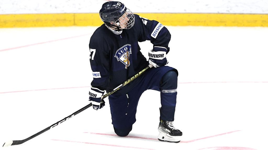 Aatos Koivu (kuvassa) ja Onni Kalto olivat Suomen tehomiehiä, kun Nuorten Leijonien joukkue kaatoi Kanadan 6–3.