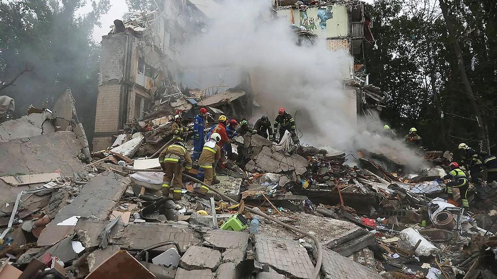 Pelastajat työskentelivät Venäjän iskun runtelemissa raunioissa Kiovassa 31. heinäkuuta 2025. AFP PHOTO / UKRAINIAN EMERGENCY SERVICE.