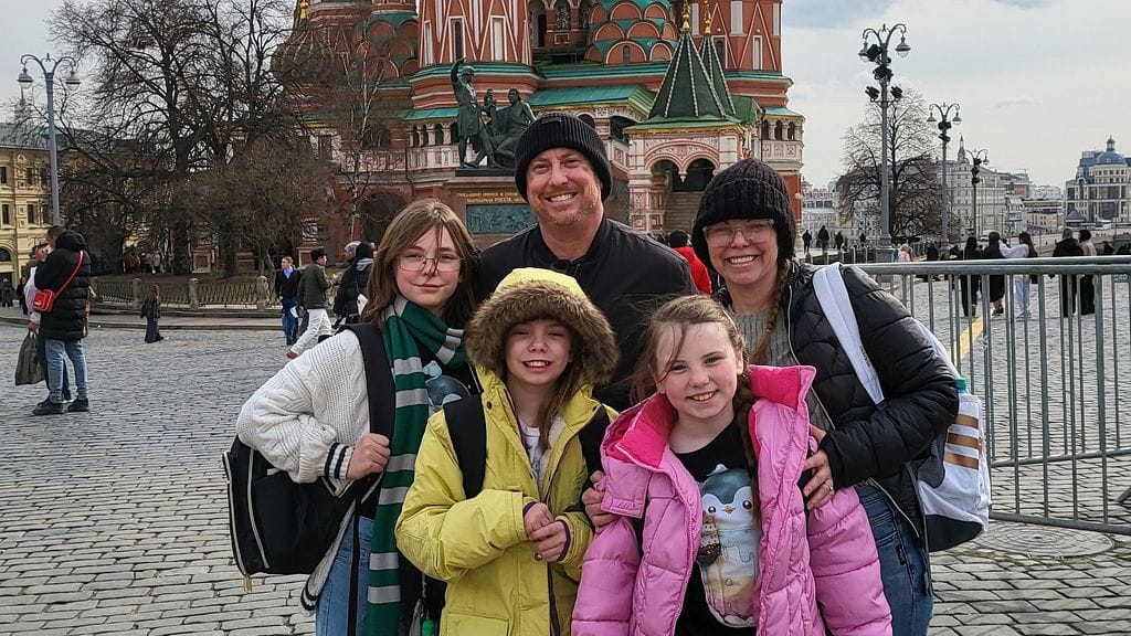 Derek ja DeaAnna Huffman sekä heidän 10-12-vuotiaat tyttärensä Moskovassa keväällä.