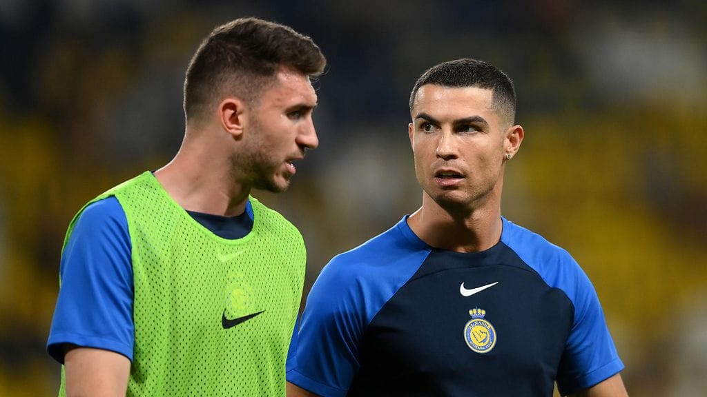 Aymeric Laporte poistuu Cristiano Ronaldon rinnalta.