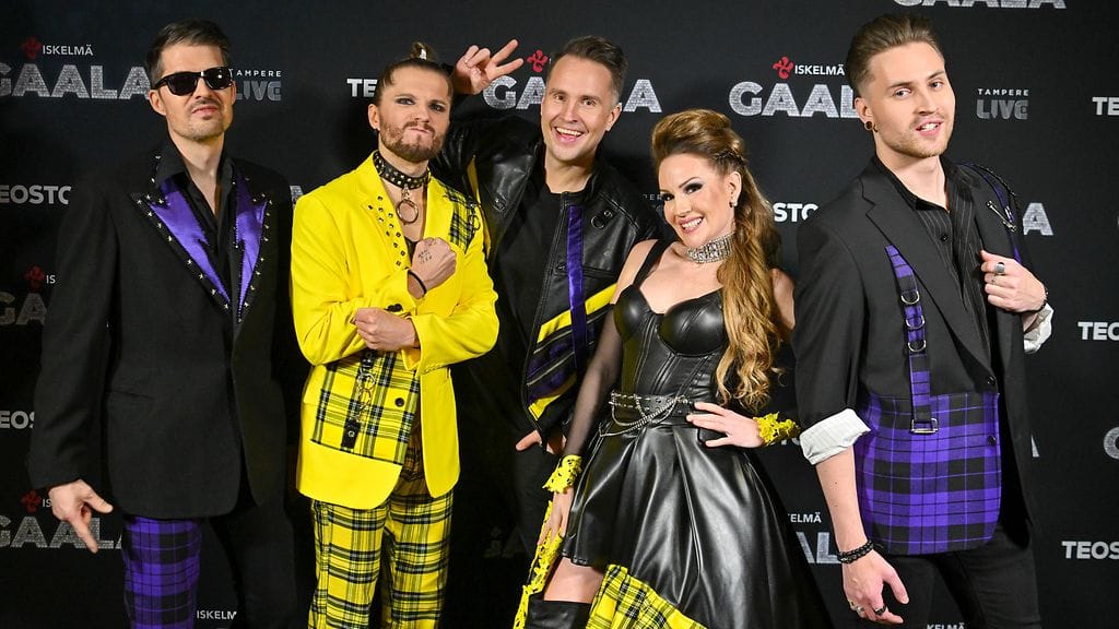 Portion Boys -yhtye kuvattuna kevään Iskelmä Gaalassa. Mikael Forsby kuvassa keskellä.