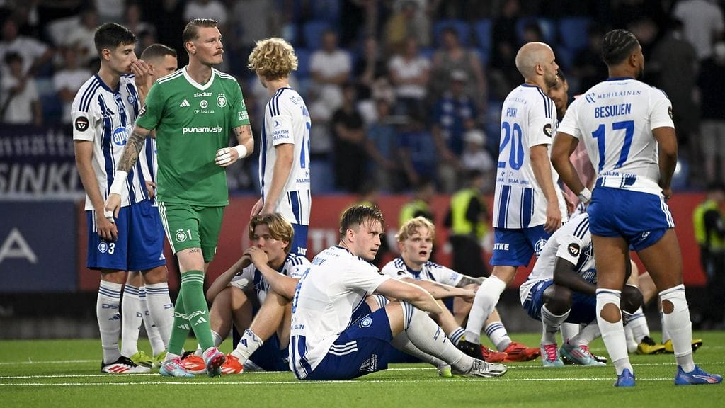 HJK:n pelaajat putosivat epäuskoisina nurmen pintaan hävityn rangaistuspotkukisan jälkeen.