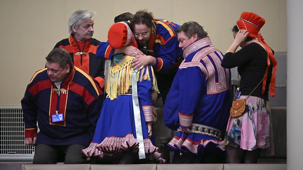 Saamelaiskäräjien edustajat olivat paikalla, kun eduskunta hyväksyi saamelaiskäräjälain muuttamisen 19. kesäkuuta 2025.