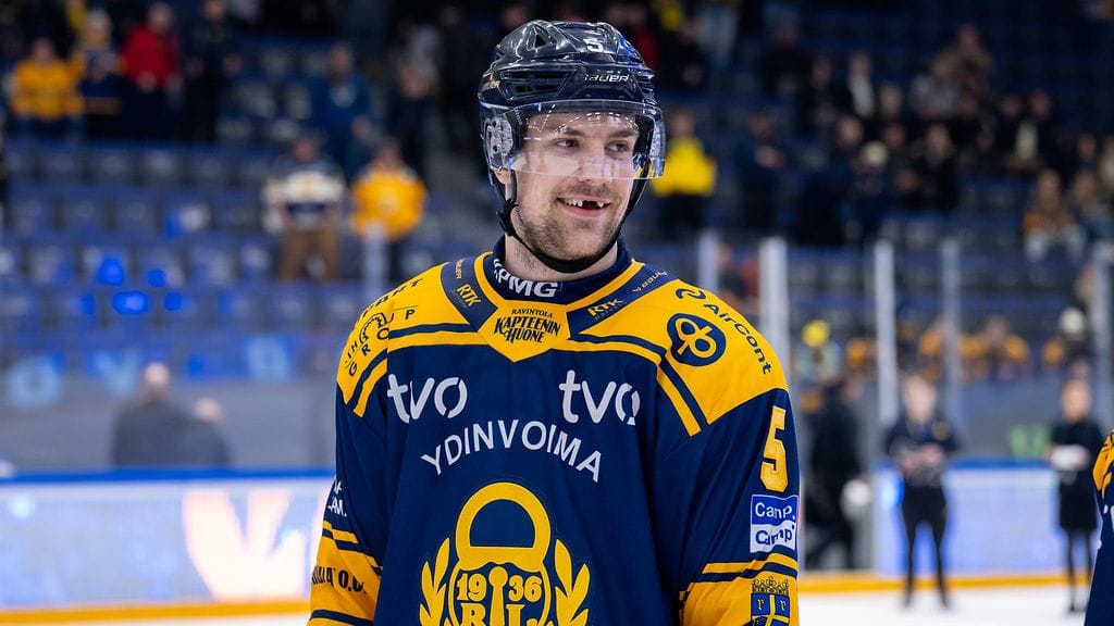 Lukon puolustaja Alex Peters oli "tappelussa" mukana Pitsiturnauksen Ässät-ottelussa.