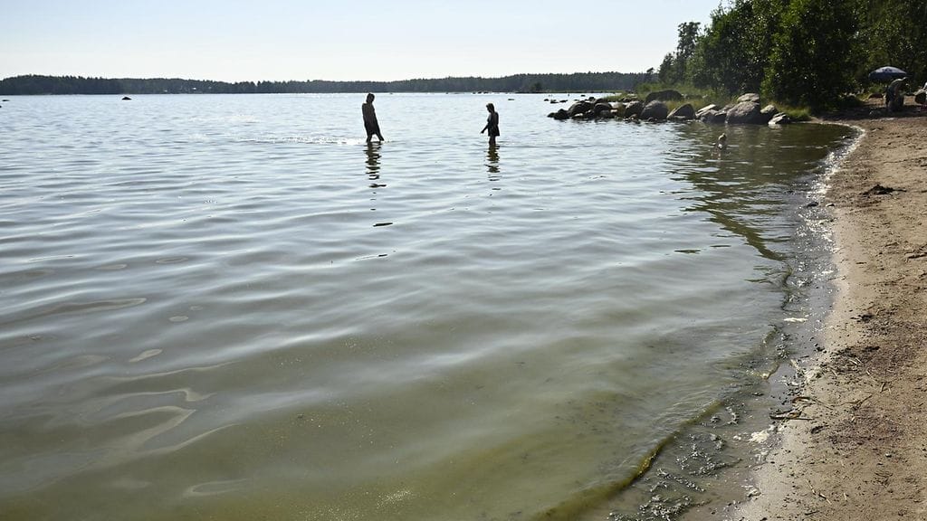 Kuvituskuvassa ihmisiä viettämässä helteistä kesäpäivää Haminan Pitkienhiekkojen uimarannalla 24. heinäkuuta 2025.