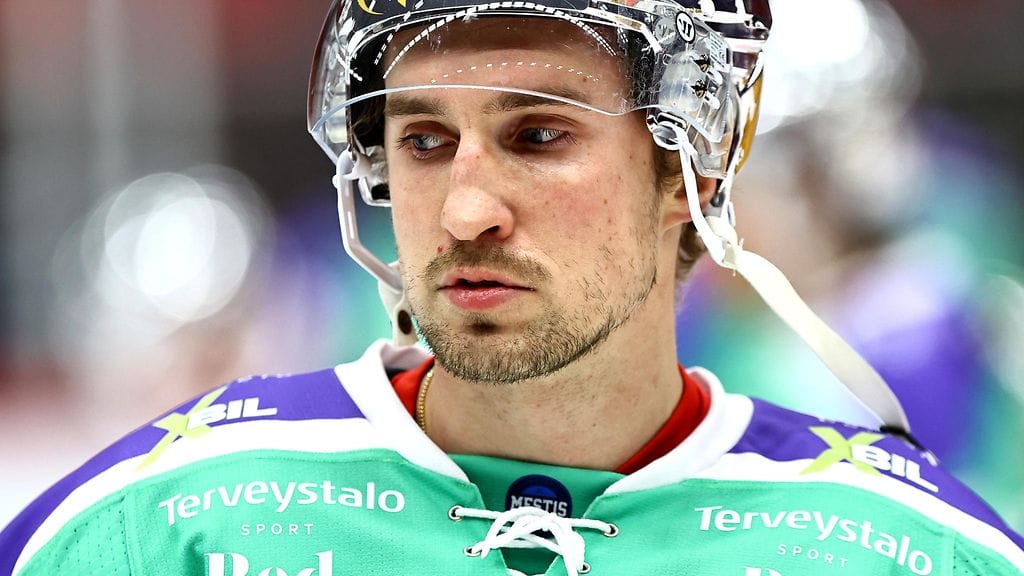 Jokereiden hyökkääjä Otto Karvinen (kuvassa) tappeli Pitsiturnauksen ottelussa Ässien Miro Karjalaista vastaan.