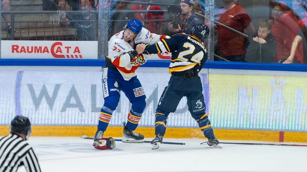 Jokereiden Jami Virtanen (vasemmalla) ja Lukon Jami Krannila tappelivat Raumalla.