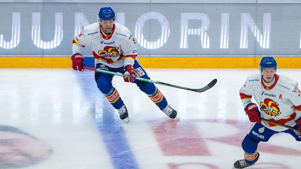 Jokereiden hyökkääjä Samuel Salonen (kuvassa vasemmalla) iski hattutempun Sportin verkkoon.