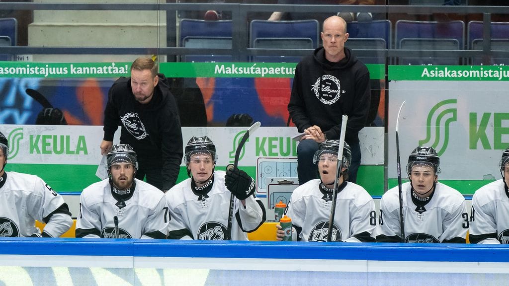 Toni Söderholmin (kuvassa taka-alalla) luotsaama TPS koki murskatappion Pitsiturnauksen välieräottelussa Lukkoa vastaan.