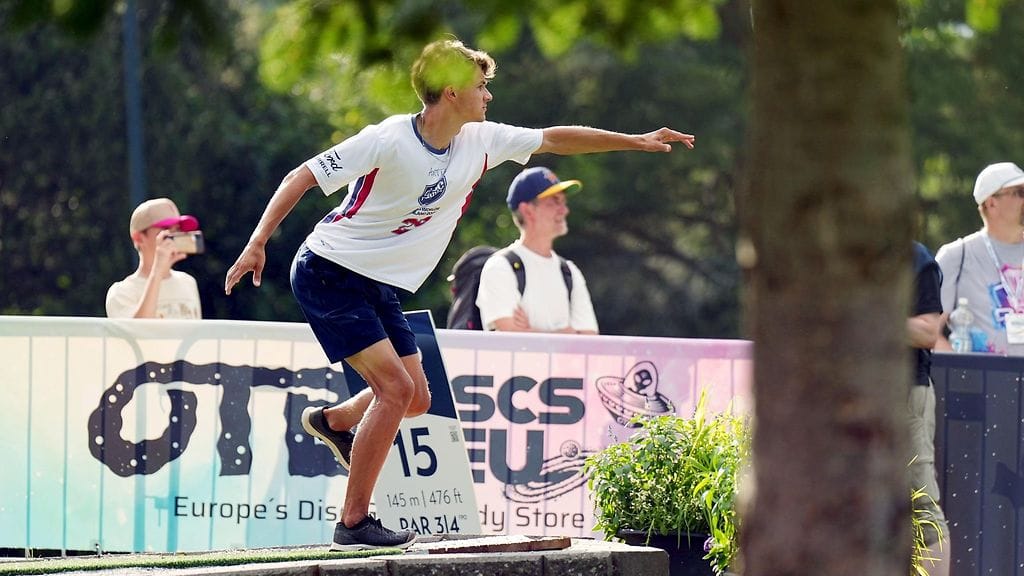 Niklas Anttila heittää upeaa kisaa frisbeegolfin MM-kisoissa.