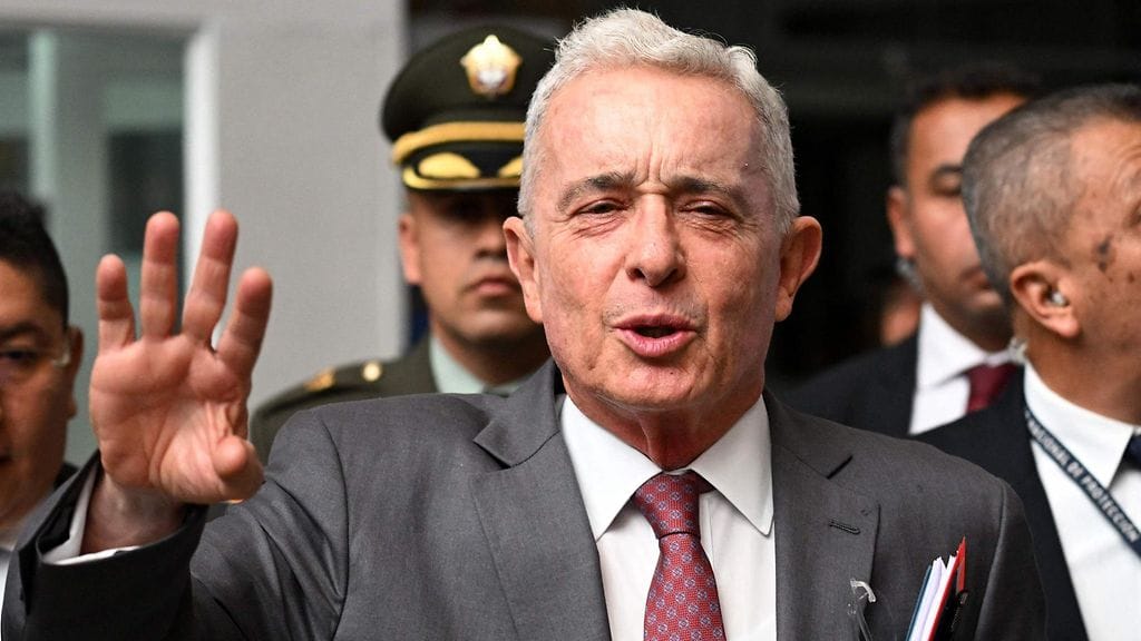 Alvaro Uribe tuomittiin todistajien lahjomisesta.