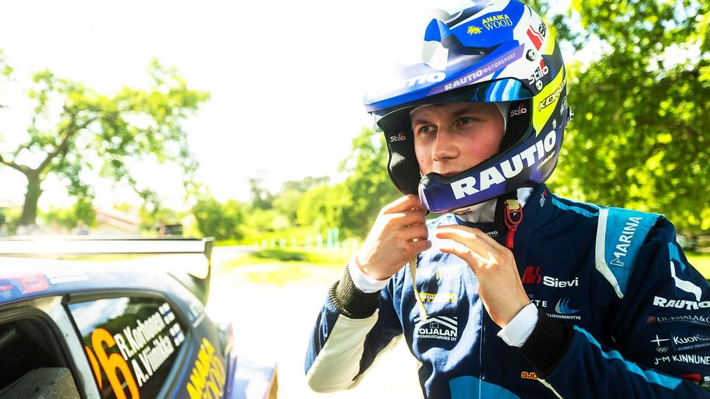 Roope Korhonen johtaa WRC2-luokkaa Suomen MM-rallissa.