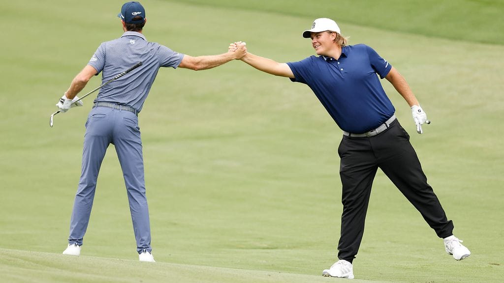 Sam Ryder (vas.) onnitteli Välimäkeä onnistumisesta.